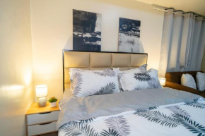 A2J Luxury 2BR BGC Suite Near SM Aura, Market2x